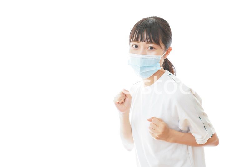 マスクをつけてランニングをする若い学生