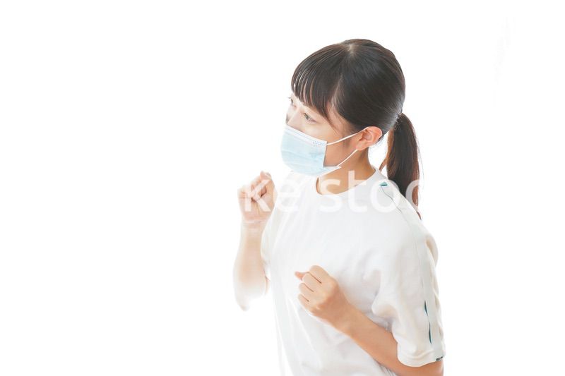 マスクをつけてランニングをする若い学生