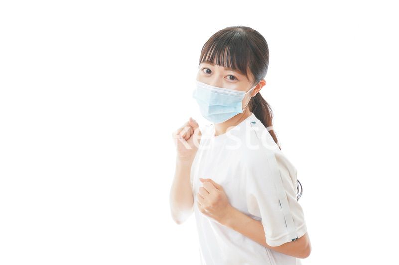 マスクをつけてランニングをする若い学生