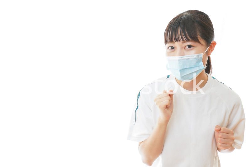 マスクをつけてランニングをする若い学生