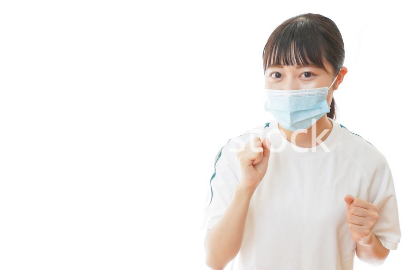 マスクをつけてランニングをする若い学生