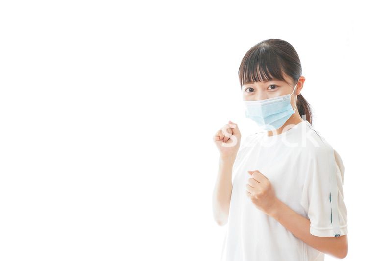 マスクをつけてランニングをする若い学生