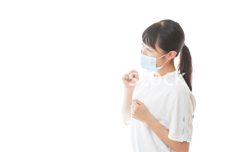 マスクをつけてランニングをする若い学生