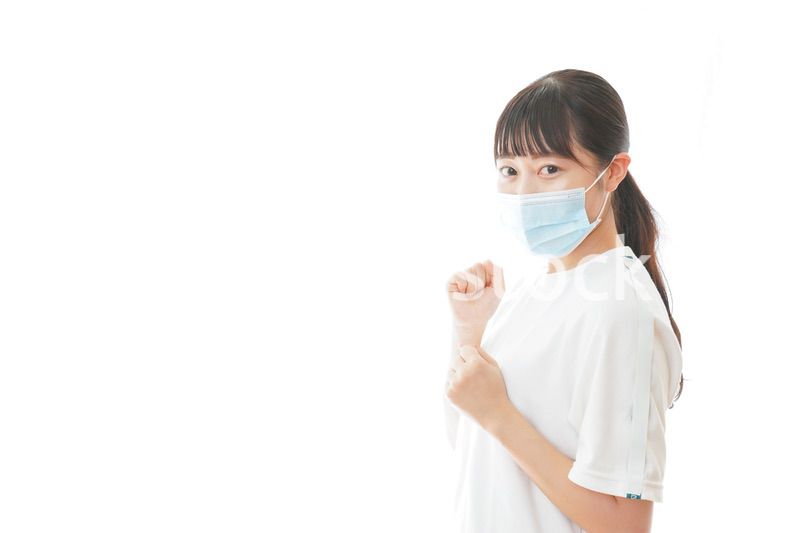 マスクをつけてランニングをする若い学生