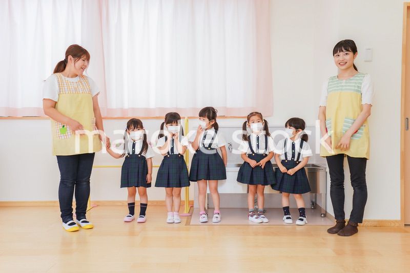 マスクをした幼稚園児と先生