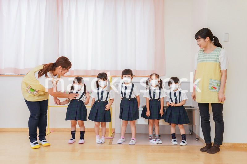 マスクをした幼稚園児と先生