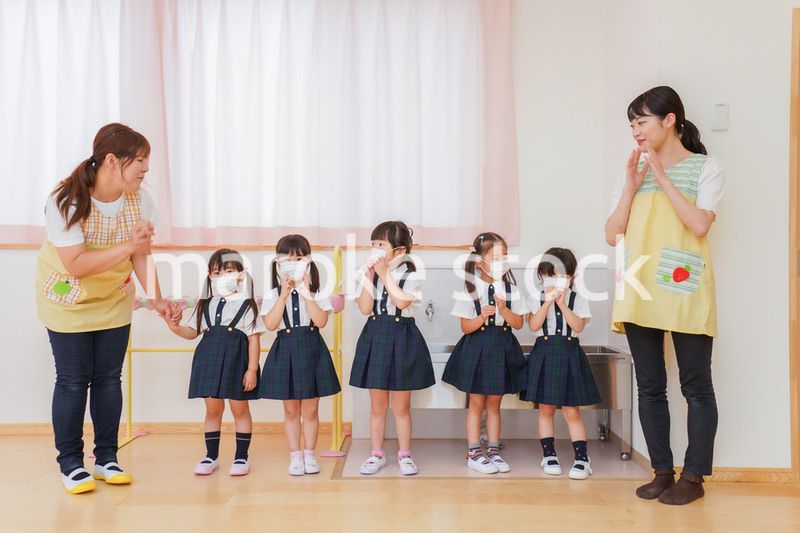 マスクをした幼稚園児と先生