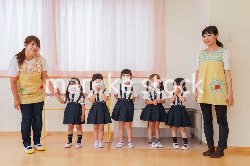 マスクをした幼稚園児と先生