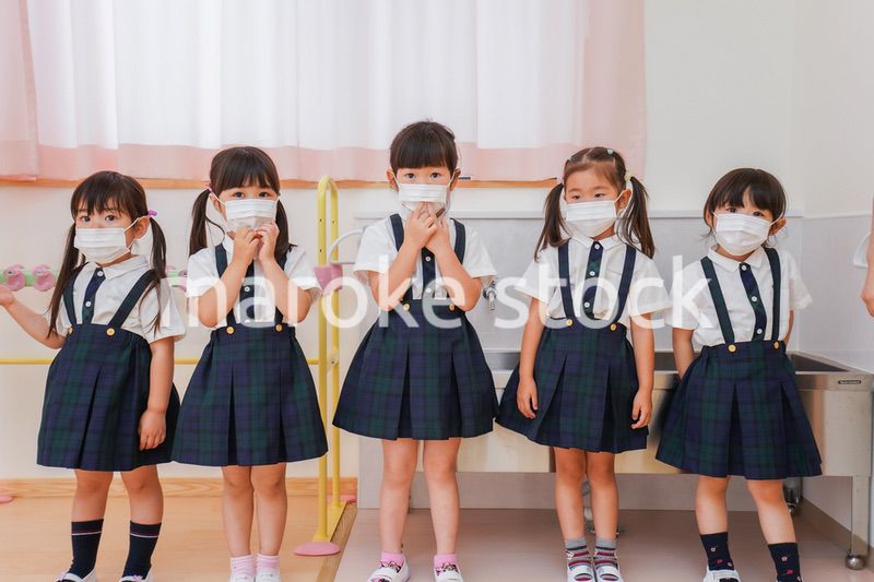 マスクをした幼稚園児と先生