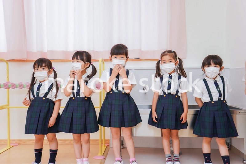 マスクをした幼稚園児と先生
