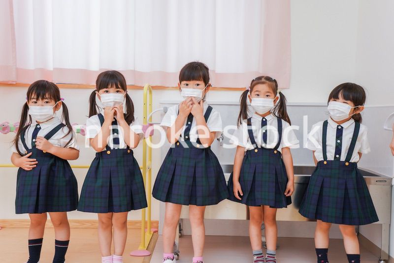 マスクをした幼稚園児と先生