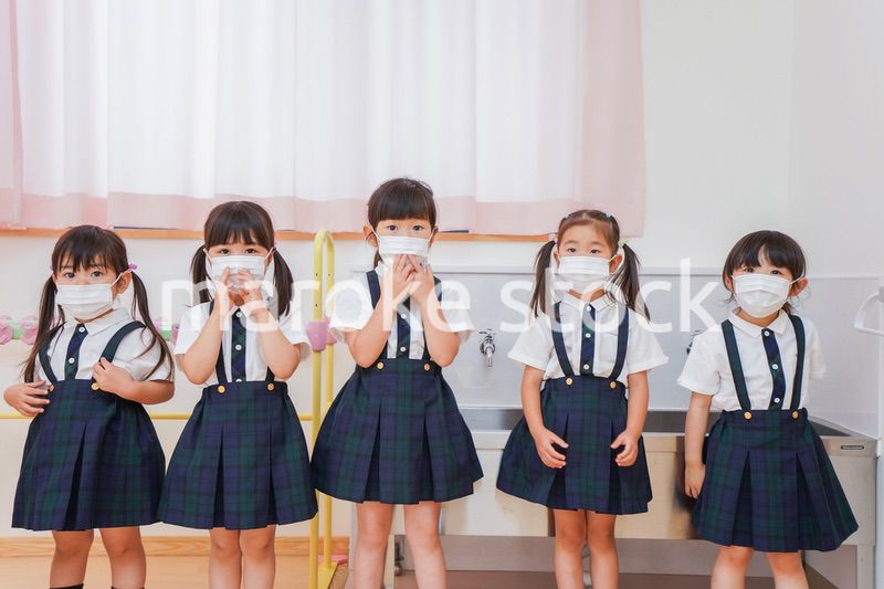マスクをした幼稚園児と先生