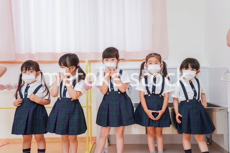 マスクをした幼稚園児と先生