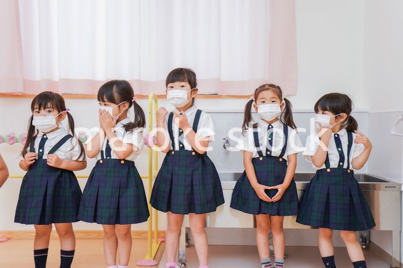 マスクをした幼稚園児と先生