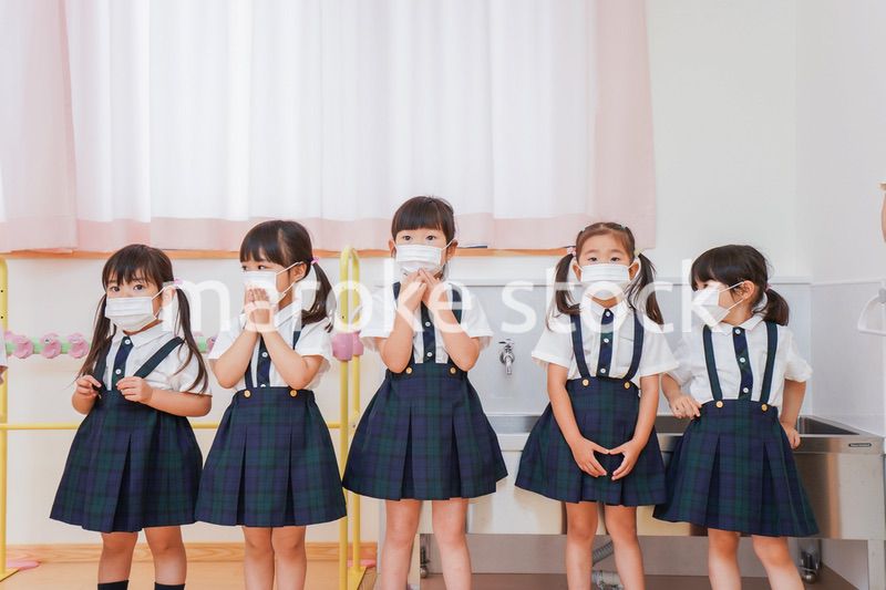 マスクをした幼稚園児と先生