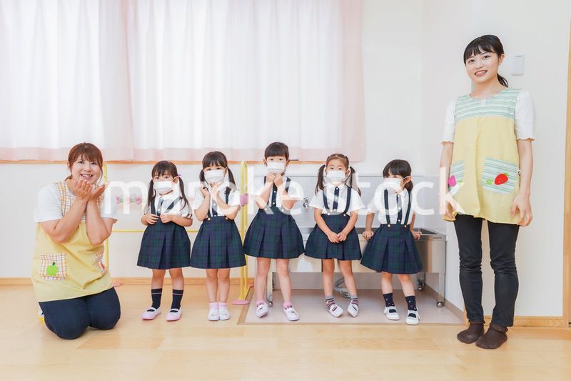 マスクをした幼稚園児と先生