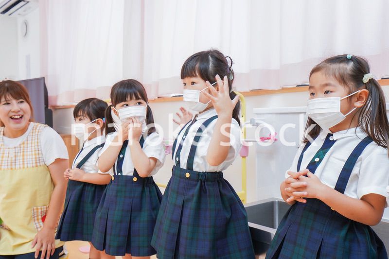 マスクをした幼稚園児と先生