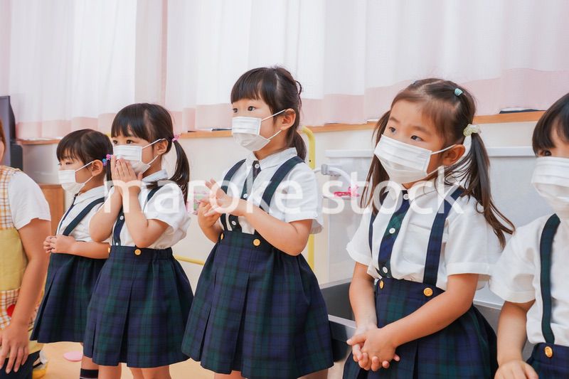 マスクをした幼稚園児と先生