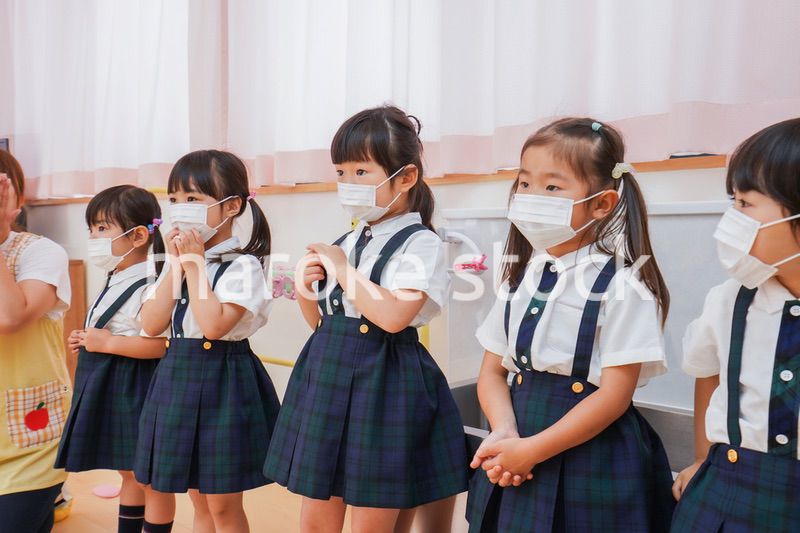 マスクをした幼稚園児と先生