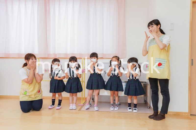 マスクをした幼稚園児と先生