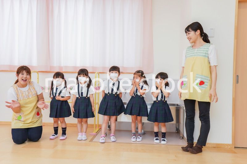 マスクをした幼稚園児と先生