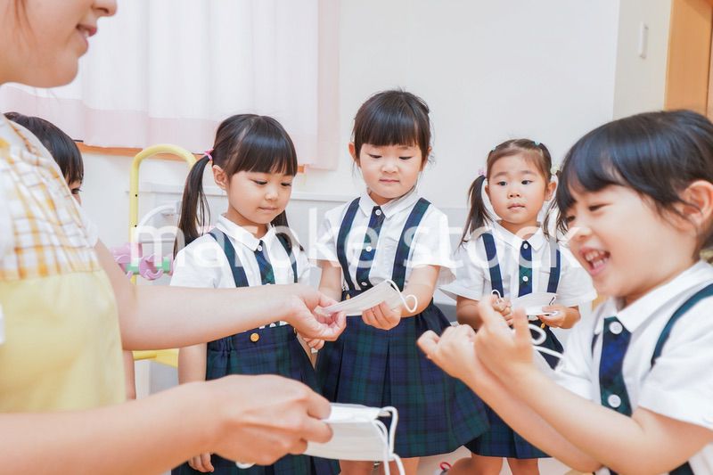 マスクをした幼稚園児と先生