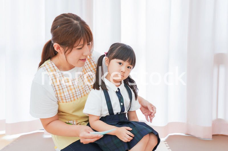 体調不良の子供と保育士