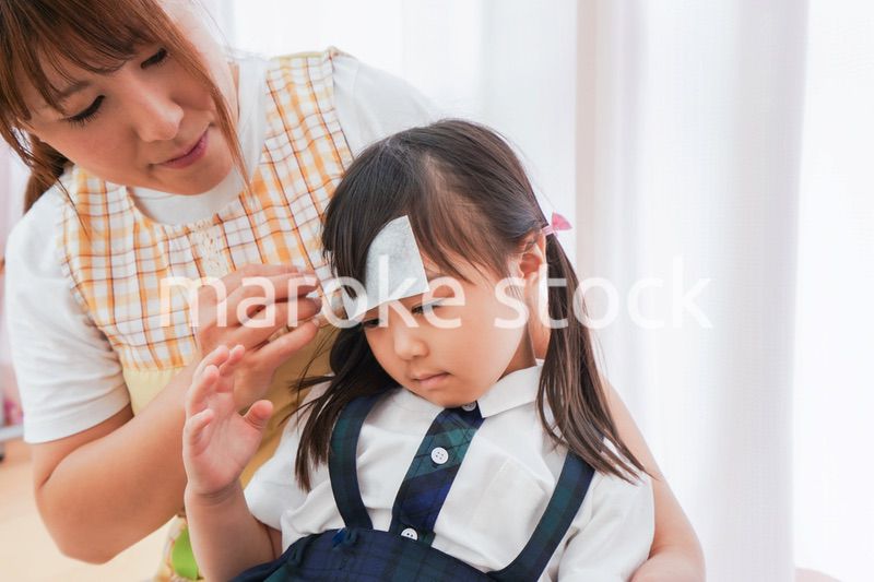 体調不良の子供と保育士