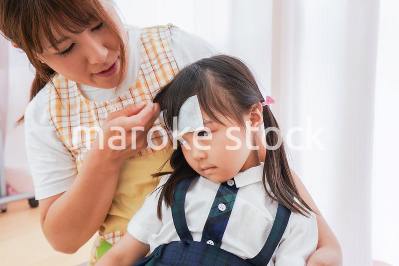 体調不良の子供と保育士