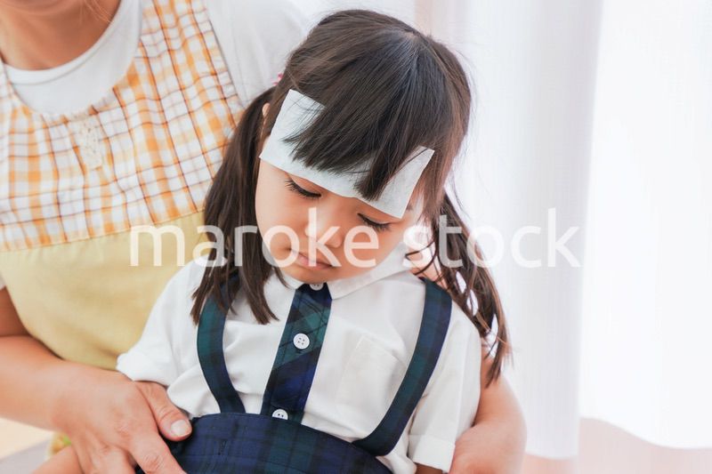 体調不良の子供と保育士