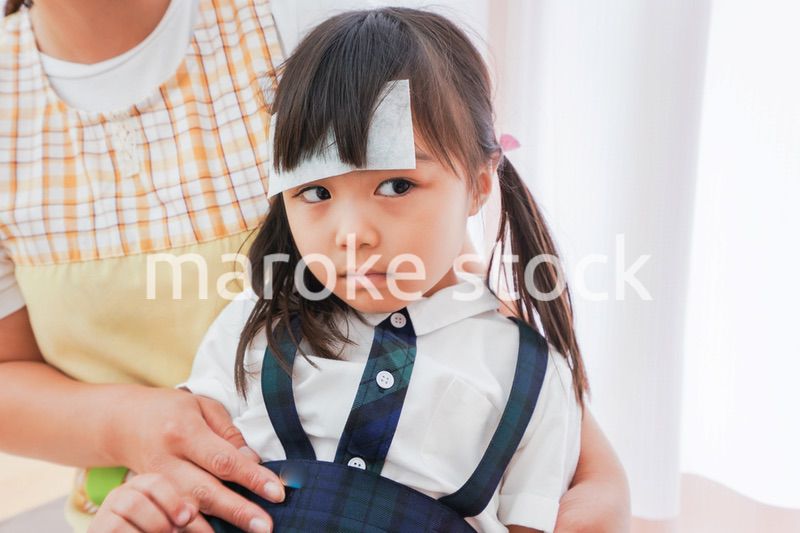 体調不良の子供と保育士
