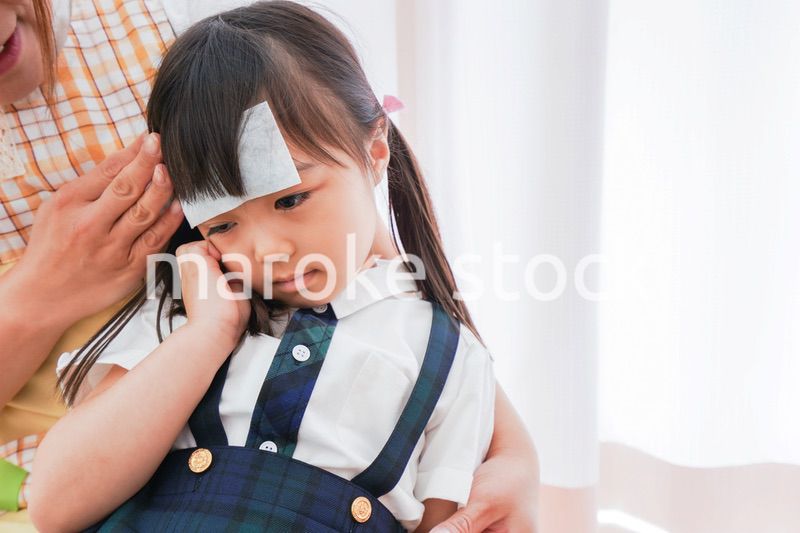 体調不良の子供と保育士