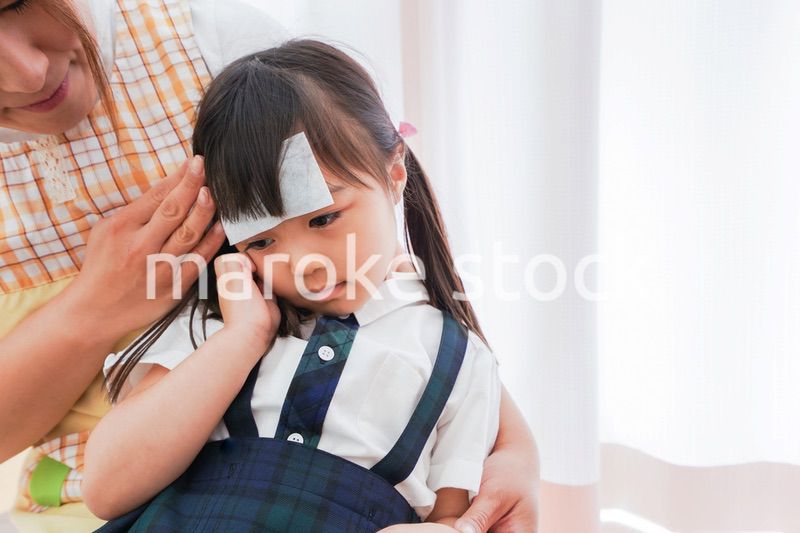 体調不良の子供と保育士
