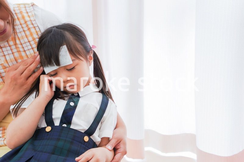 体調不良の子供と保育士