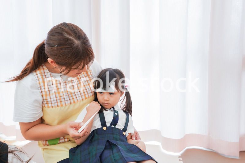 体調不良の子供と保育士
