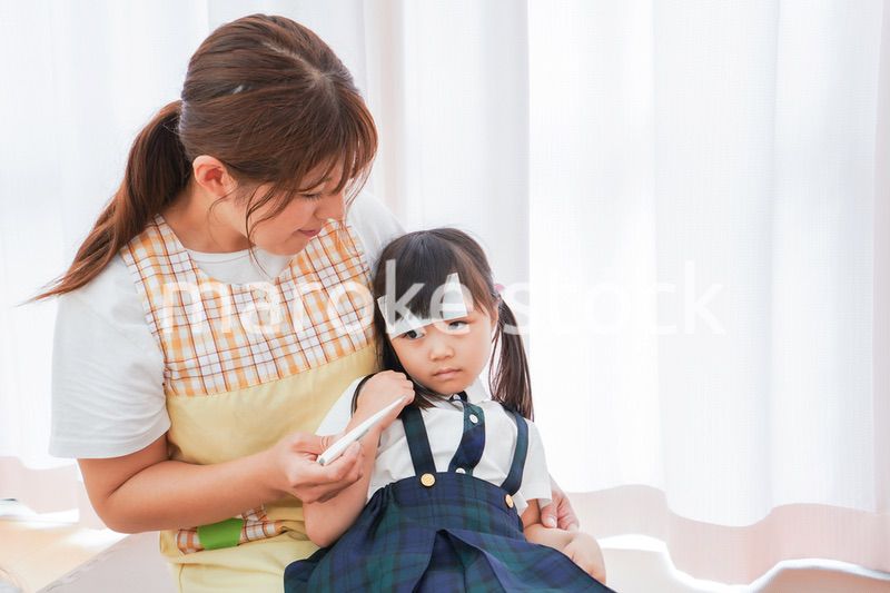 体調不良の子供と保育士