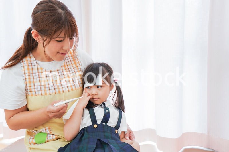 体調不良の子供と保育士