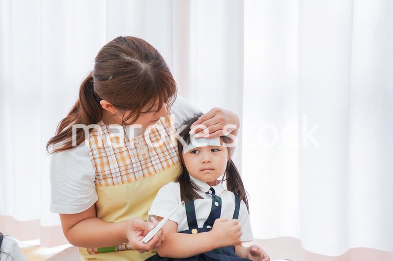 体調不良の子供と保育士