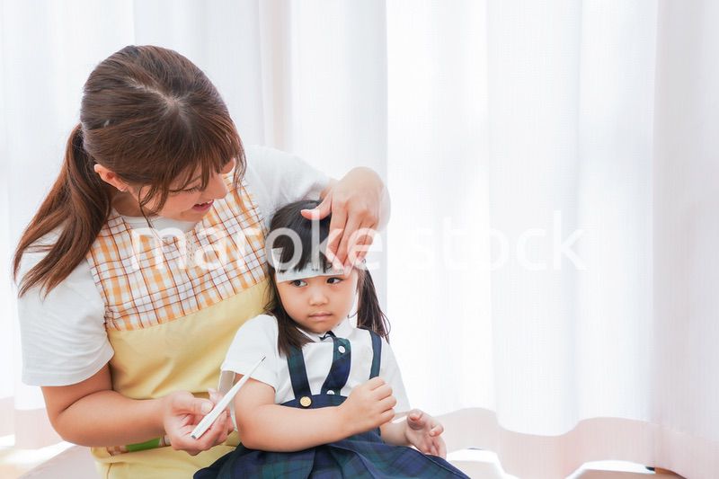 体調不良の子供と保育士