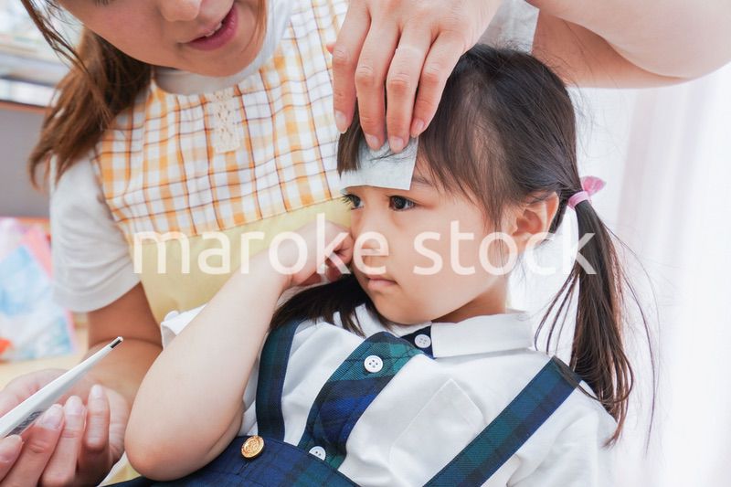 体調不良の子供と保育士