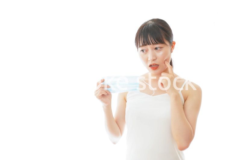 マスクの肌荒れに悩む若い女性