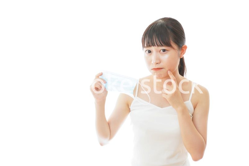マスクの肌荒れに悩む若い女性
