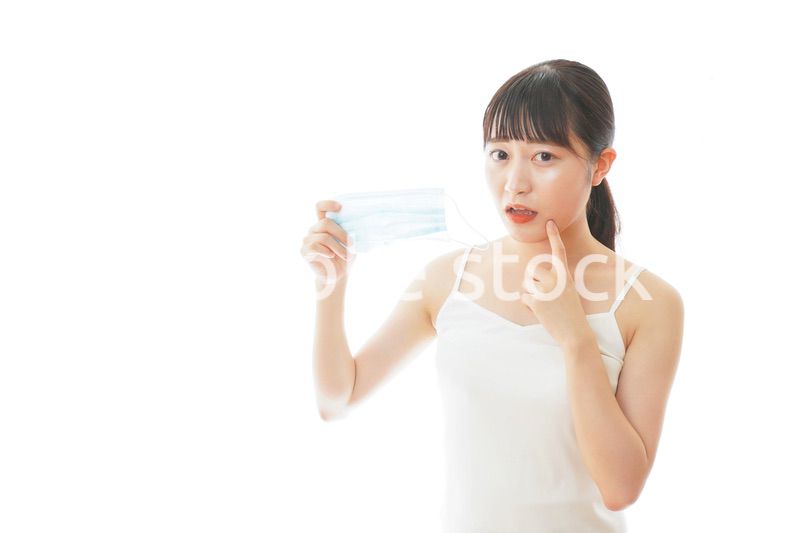 マスクの肌荒れに悩む若い女性