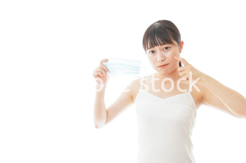 マスクの肌荒れに悩む若い女性