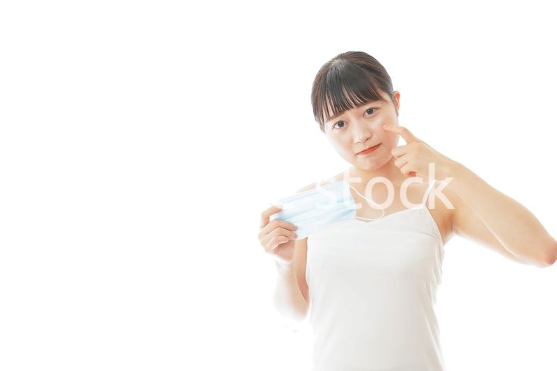 マスクの肌荒れに悩む若い女性