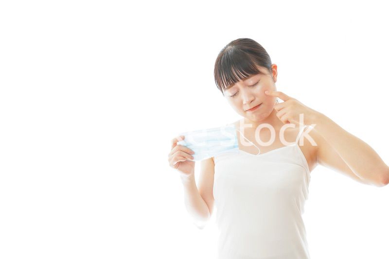 マスクの肌荒れに悩む若い女性