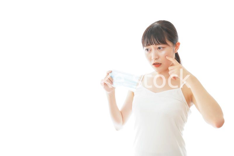 マスクの肌荒れに悩む若い女性