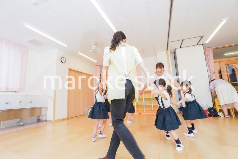 ダンスをする園児と先生