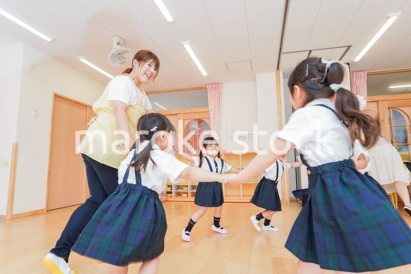ダンスをする園児と先生