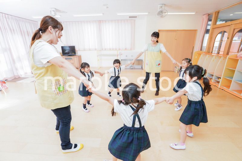 ダンスをする園児と先生